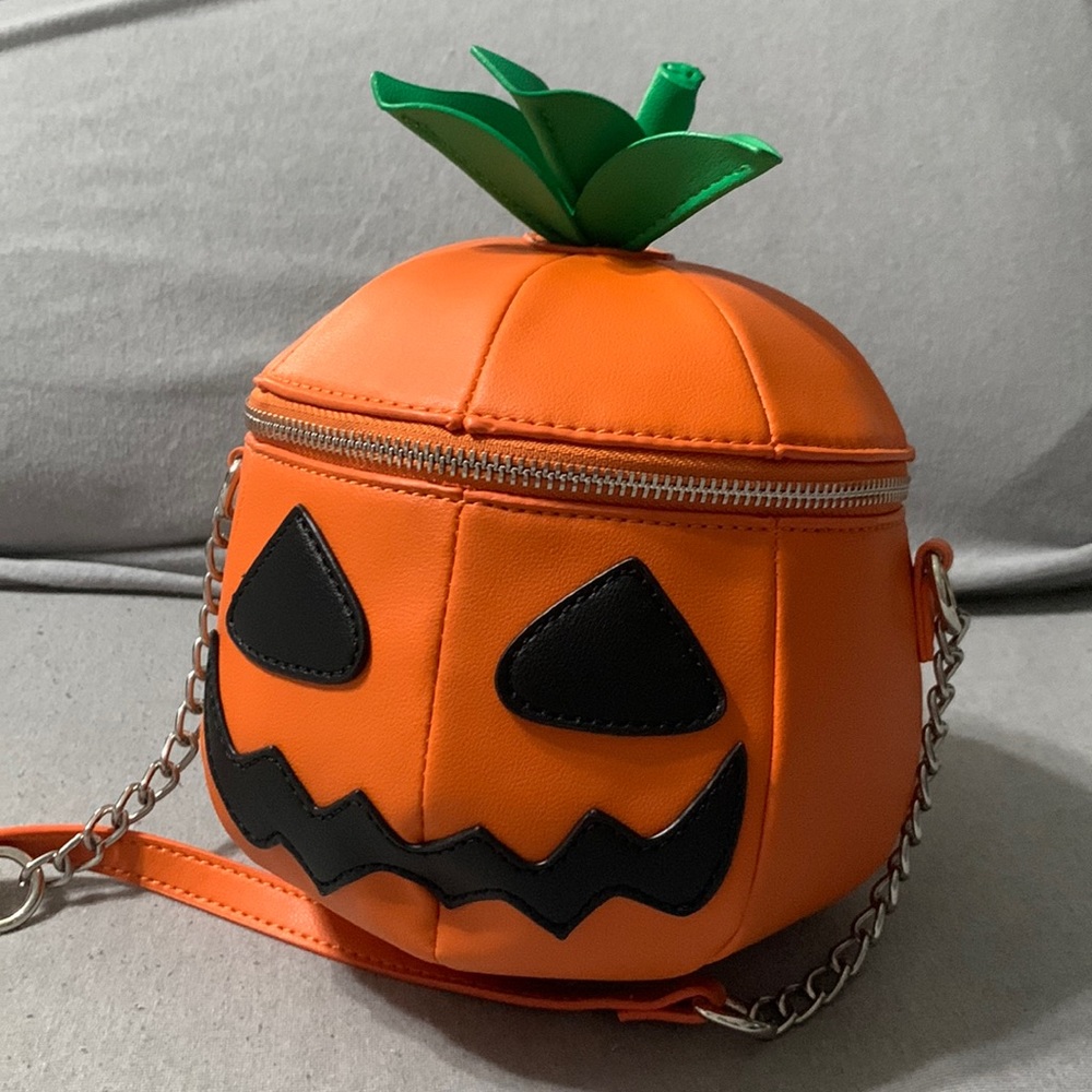 New never been used. MAD engine Halloween  pumpkin jack-o’-lantern purse.
